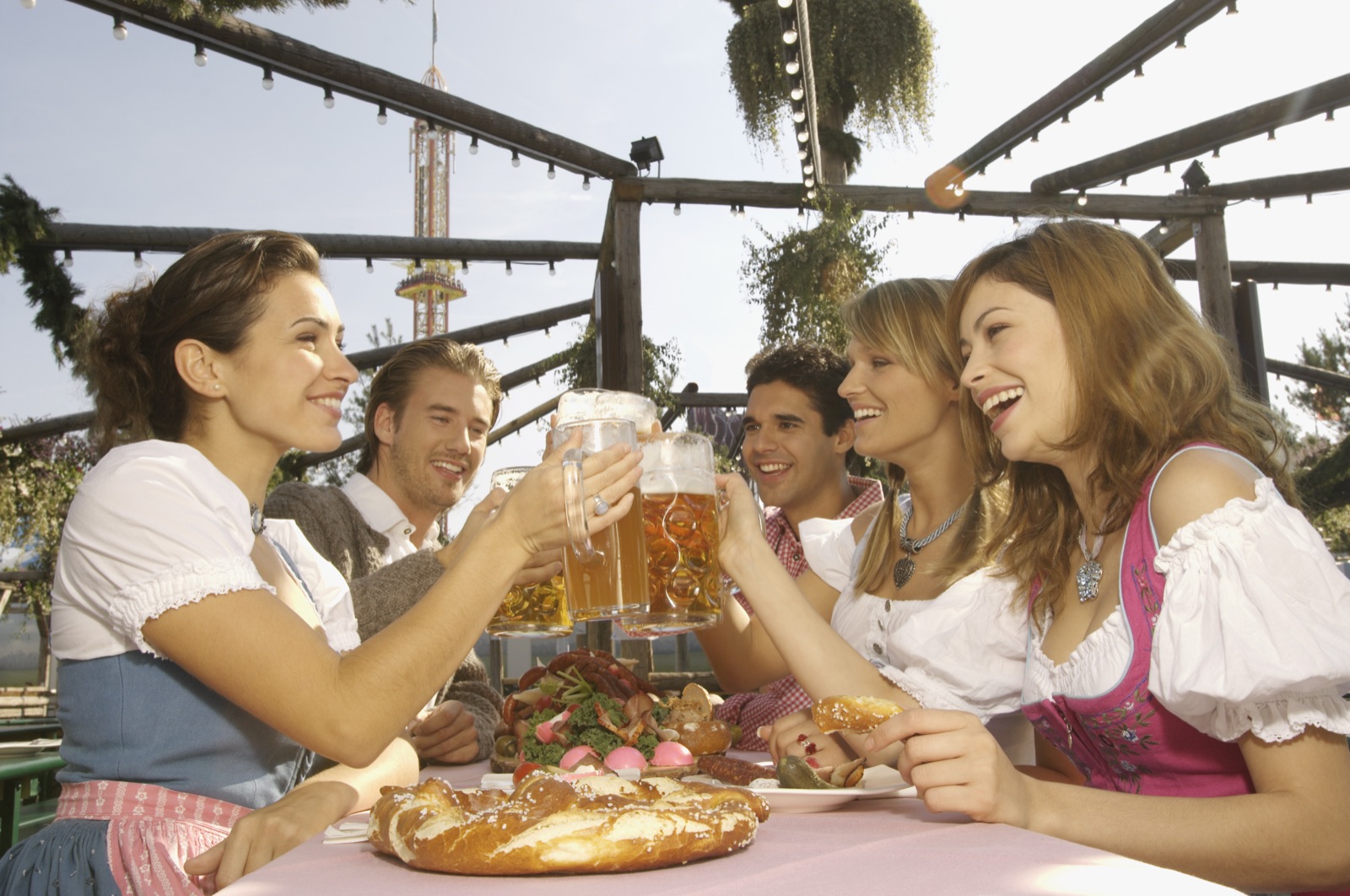 Firmenausflug im Biergarten — Betriebsausflug mit Donaumoos Reisen in Bayern