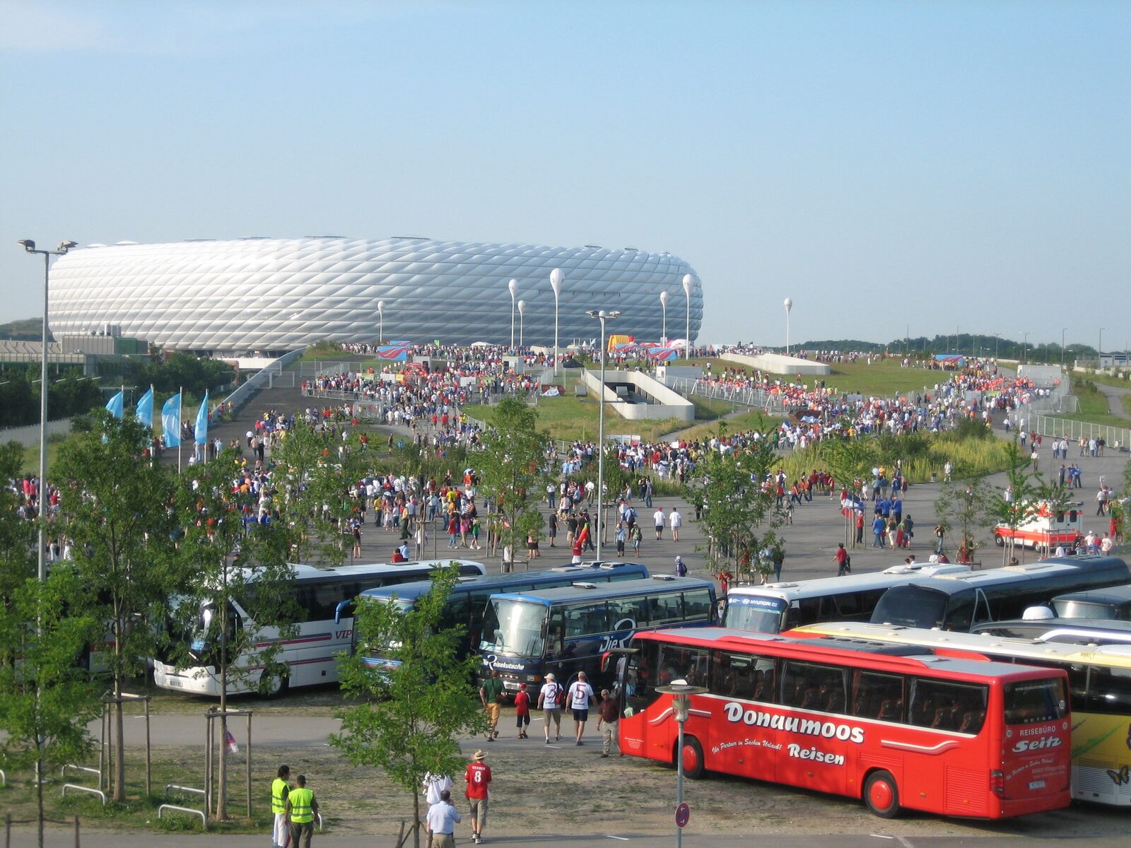 Donaumoos Reisen Setra-Reisebus an der Allianz Arena München während der Fußball-WM 2006