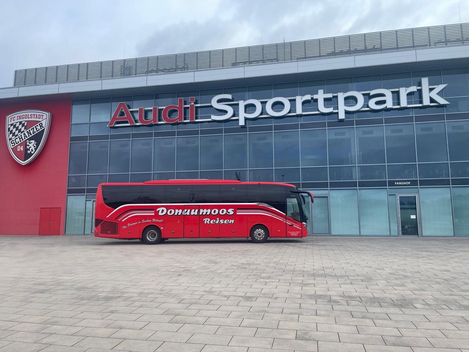 Setra-Reisebus Donaumoos Reisen am Audi Sportpark Ingolstadt — FC Ingolstadt Schanzer-Tribüne