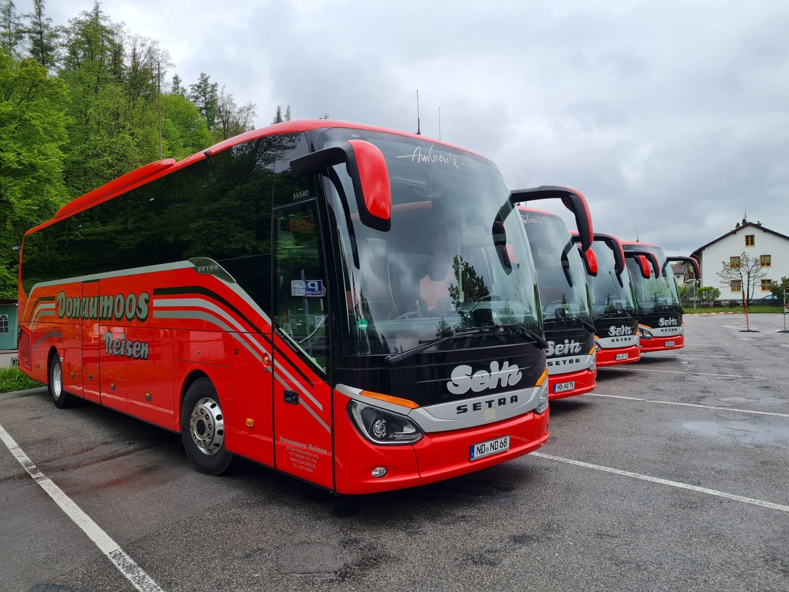 Vier Setra-Reisebusse Donaumoos Reisen vor einem bayerischen Gasthaus auf Mannschaftstour