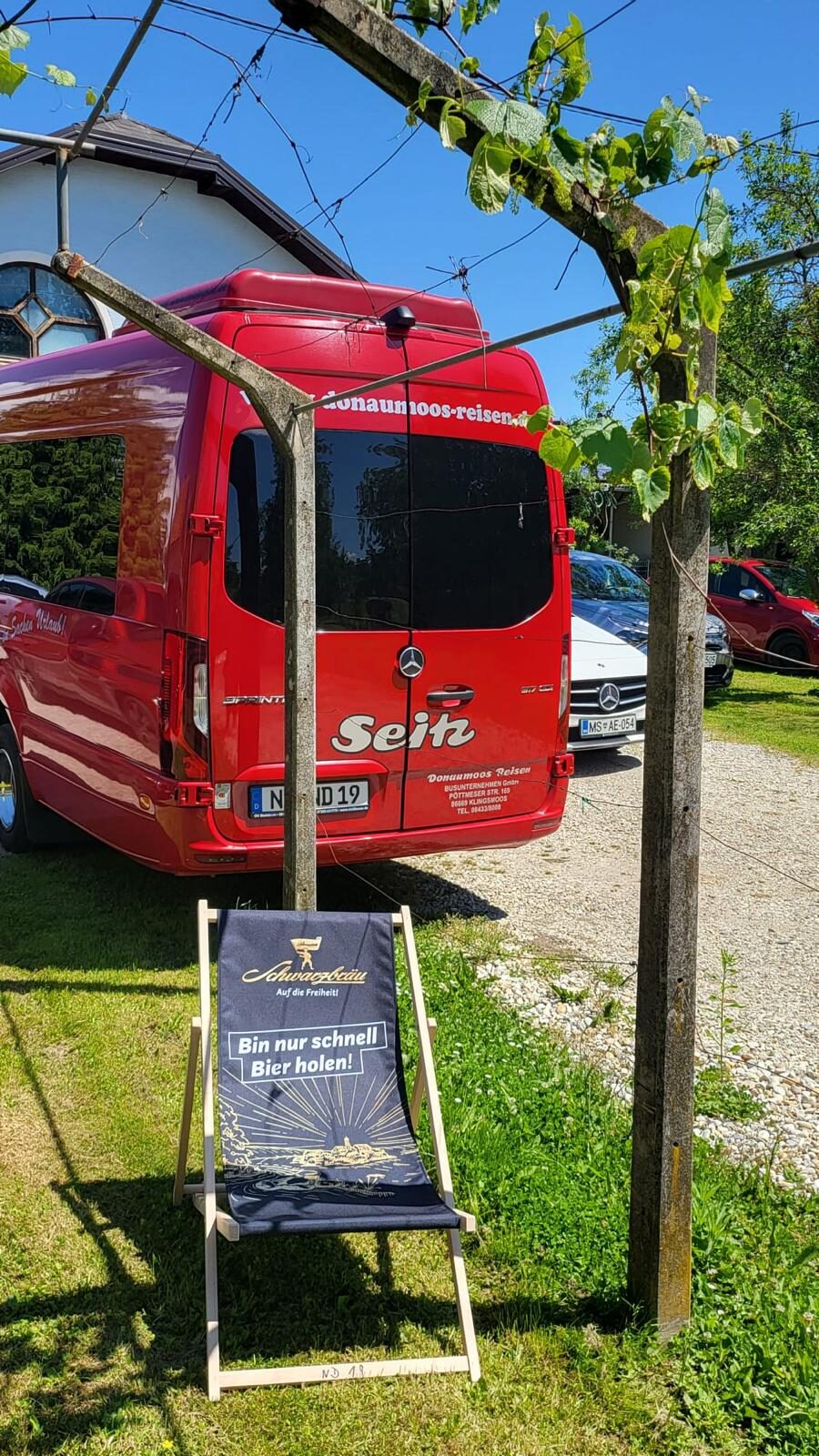 Mercedes Sprinter Donaumoos Reisen Seitz im sommerlichen Garten