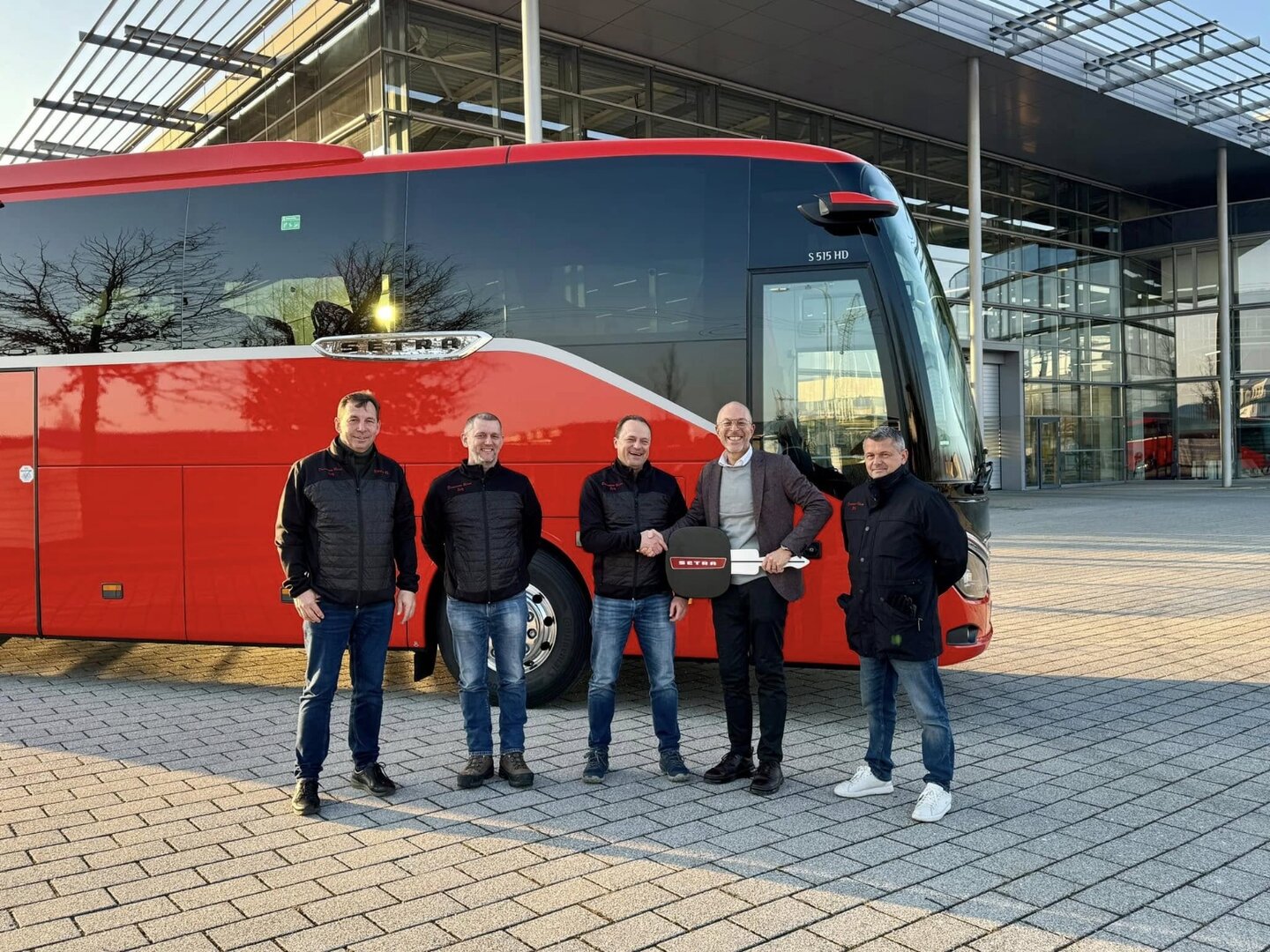 Familie Seitz mit dem Setra-Team bei der Übergabe eines neuen Reisebusses