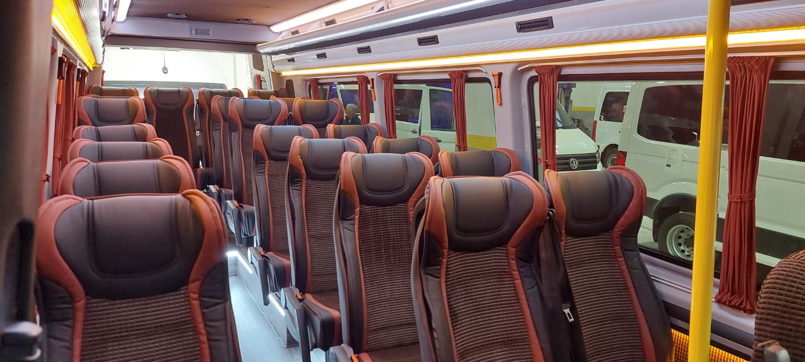 22-Sitzer Minibus Innenraum Komfortsitze Donaumoos Reisen
