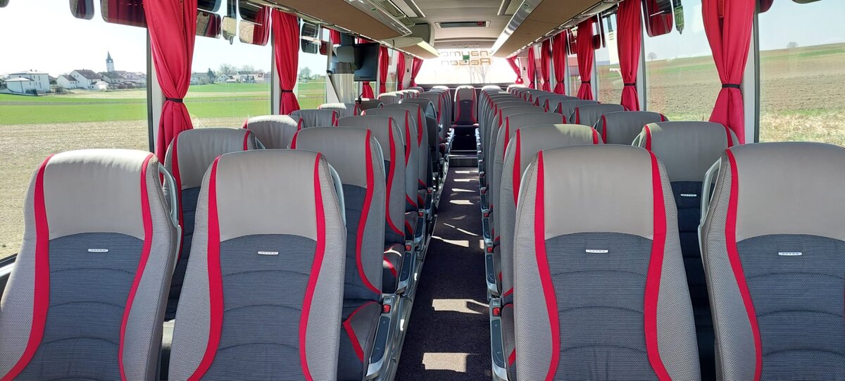 Setra S 515 HD ND 91 Innenraum 51 Komfortsitze rot-grau mit Vorhängen