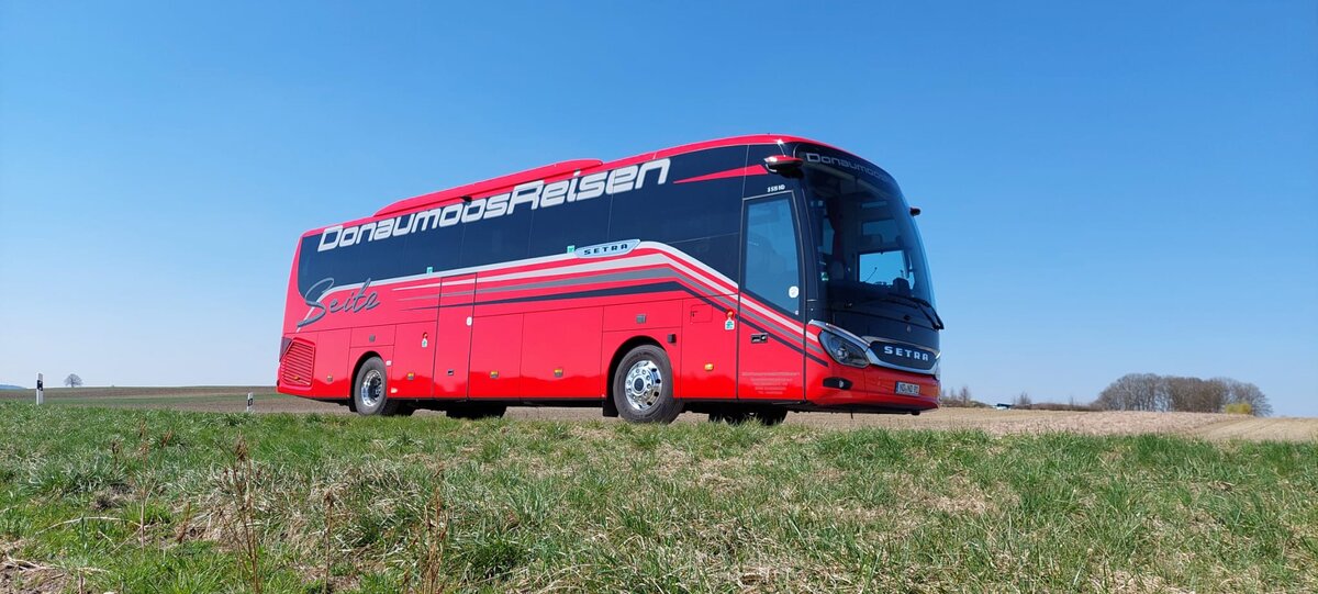 Setra S 515 HD 51-Sitzer Fernreisebus ND 91 Donaumoos Reisen — Seitenansicht neuer roter Reisebus